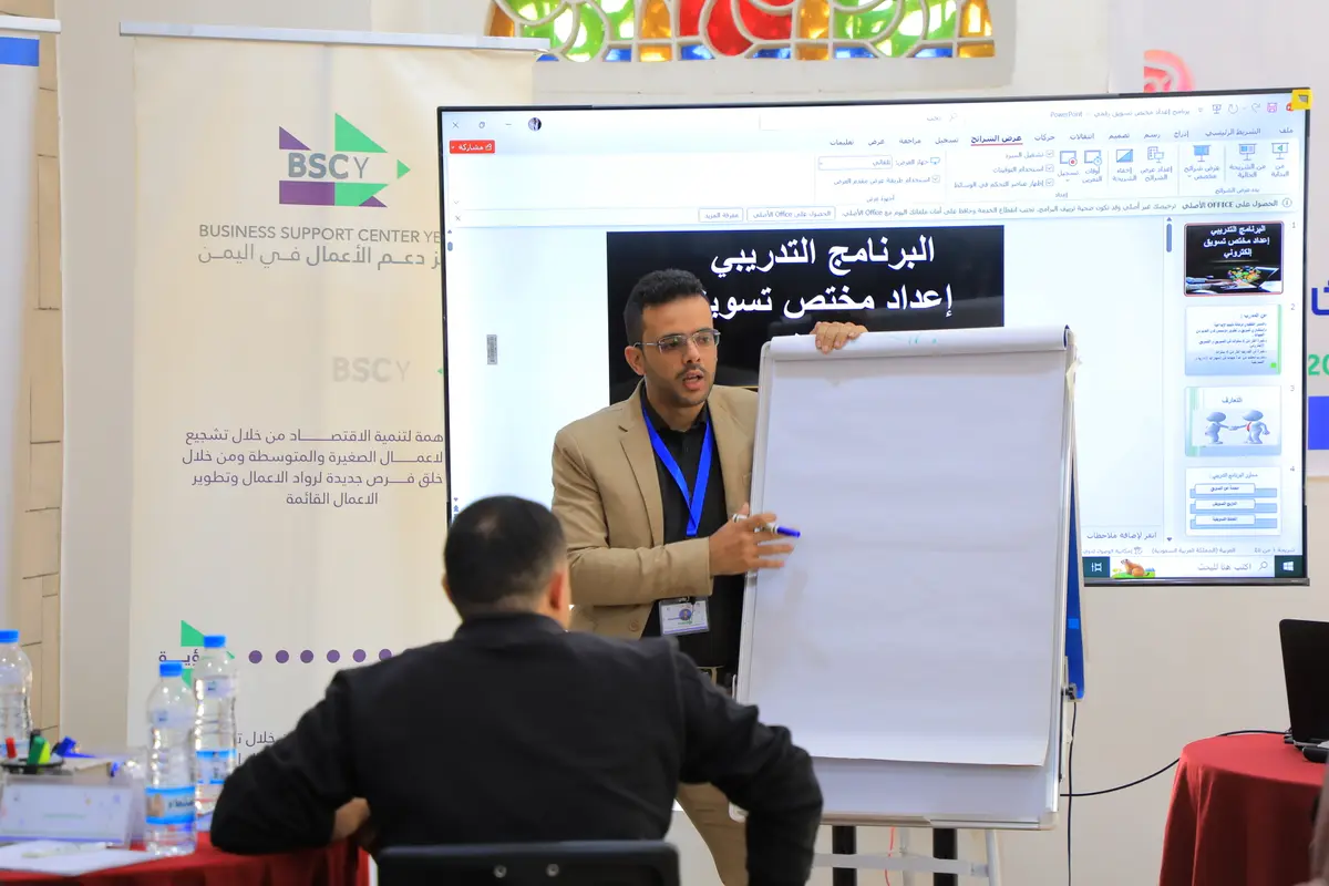 عبدالإله يشرح على اللوح من أرشيف التدريب